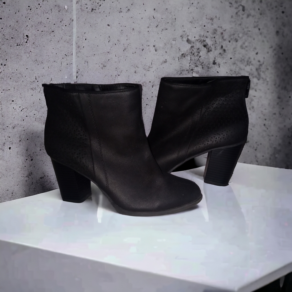 Super cute black booties